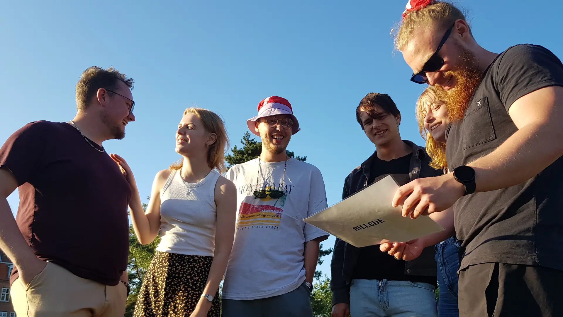 Glade deltagere laver teambuilding aktivitet med KollegaKompagniet