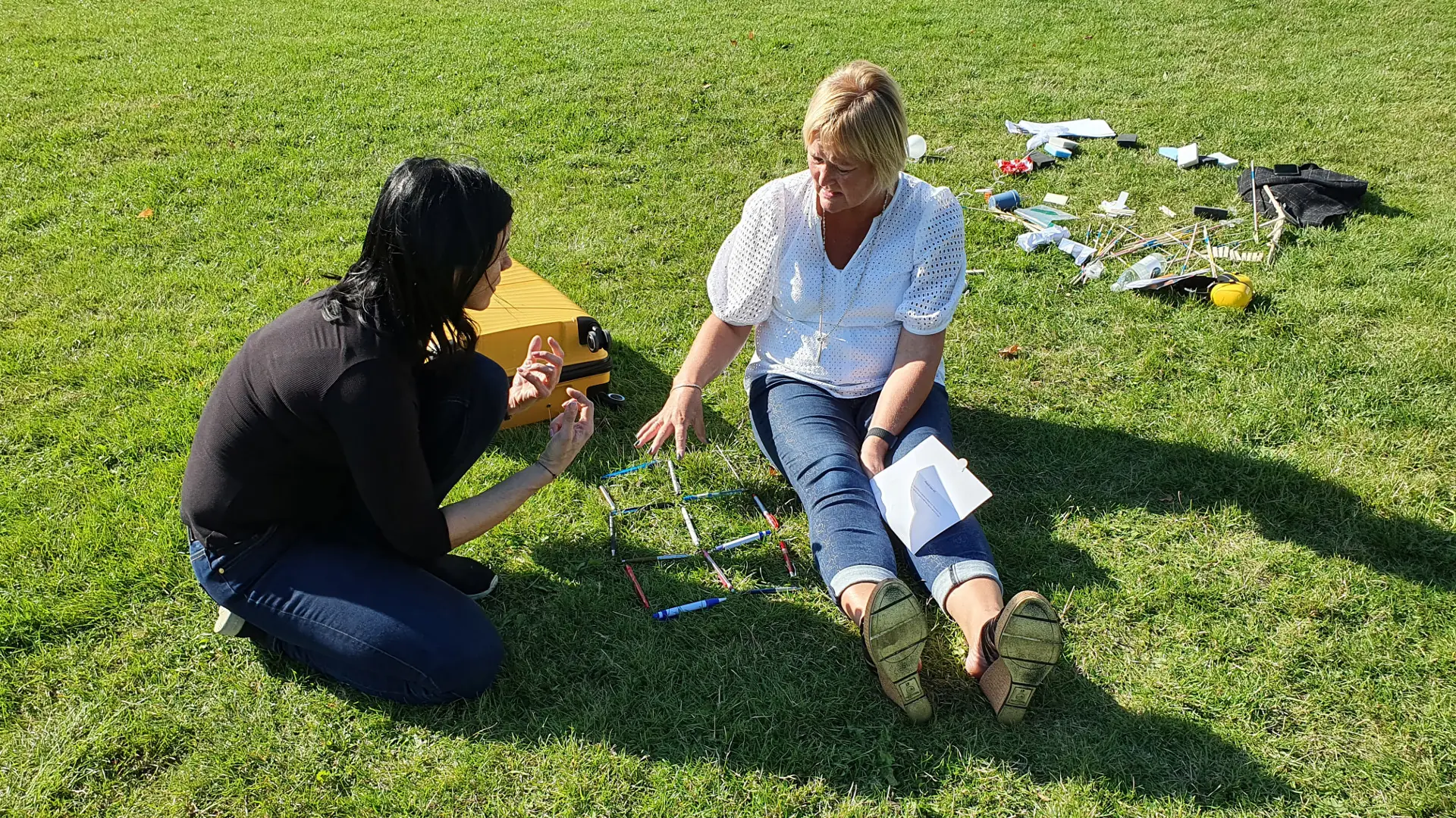 Deltagere forsøger at knække koden til "Stormester på græs" som er teambuilding med KollegaKompagniet