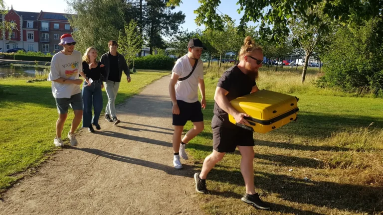 Deltagerne haster fra post til post for at høst flest mulige point i Pointjagten