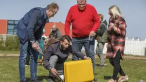 Top-engagerede deltagere laver teambuilding med KollegaKompagniet. De konkurrerer i "Stormester på græs".