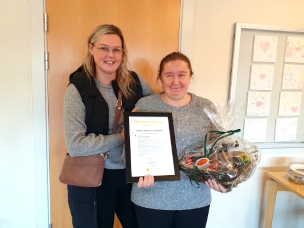 Månedens Kollega i oktober 2025 er Sandra Kingo Juul Poulsen (t.h.) fra Holmely i Assens Kommune. Maja Aagaard Bjarnt (t.v.) havde nomineret Sandra, som fik en gavekurv og et diplom.