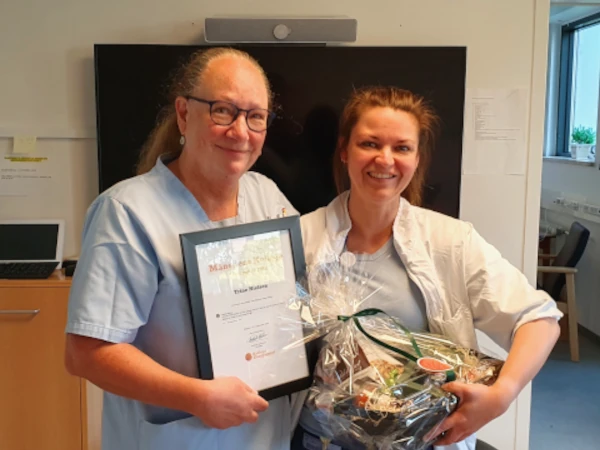 Månedens Kollega i september 2025 er Trine Nielsen (t.h.) fra Nyborg Sygehus. Ninette Paarup (t.v.) havde nomineret Trine, som fik en gavekurv og et diplom.