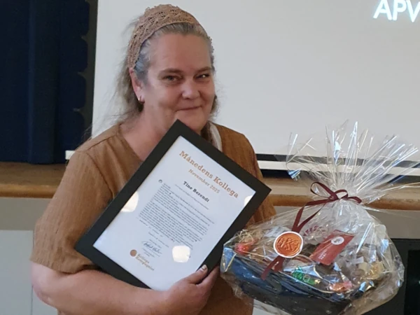 Månedens Kollega i november 2025 er Tine Berendt fra Faxe Kommune. Joy Lise Blak havde nomineret Tine, som fik en gavekurv og et diplom.