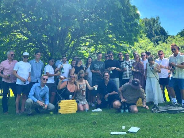Vi fejrer, at 10.000 deltagere har prøvet kræfter med vores teambuilding-lege for krøllede hjerner. KollegaKompagniet laver teambuilding, som alle kan være med til.