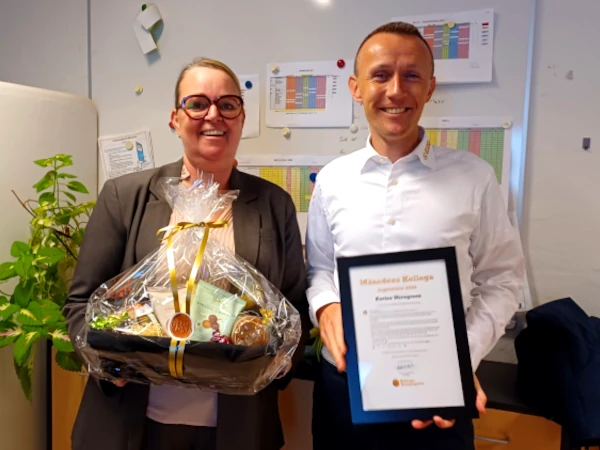 Månedens Kollega i september 2026 er Karina Werngreen (tv.) fra Plejehjemmet på Kildemarksvej i Næstved Kommune. På billedet ses også Frederik Karstrøm, direktør i KollegaKompagniet.